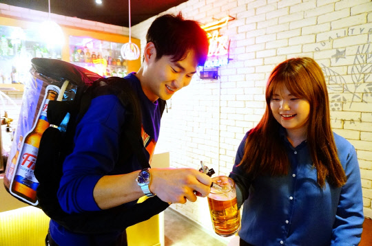 롯데주류가 20일 서울 잠실 클라우드 비어스테이션에서 당일 생산한 '피츠 수퍼클리어' 생맥주를 판매했다. 이 제품은 롯데주류가 자체 개발한 고발효 효모 '수퍼 이스트'를 사용해 잡미를 없애고 최적의 깔끔한 맛을 구현한 게 특징이다. 고객들이 매장에서 피츠 수퍼클리어 생맥주를 마시고 있다. <롯데주류 제공>